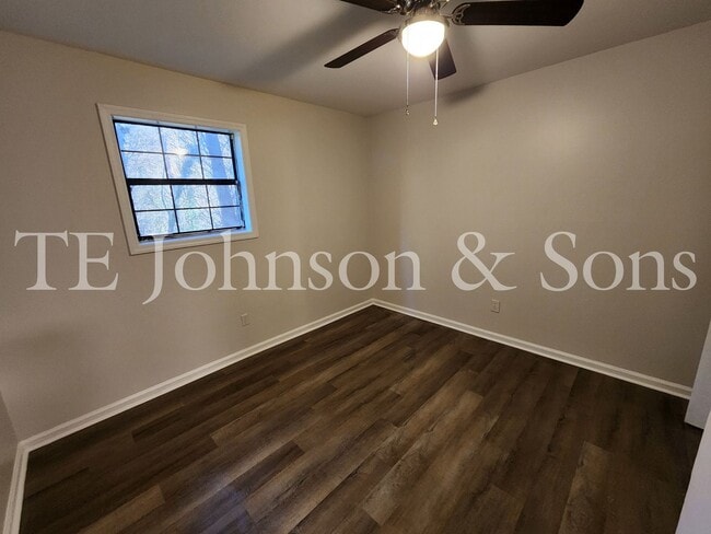 Building Photo - Newly Renovated Apartments in Green Oaks- Water Included!