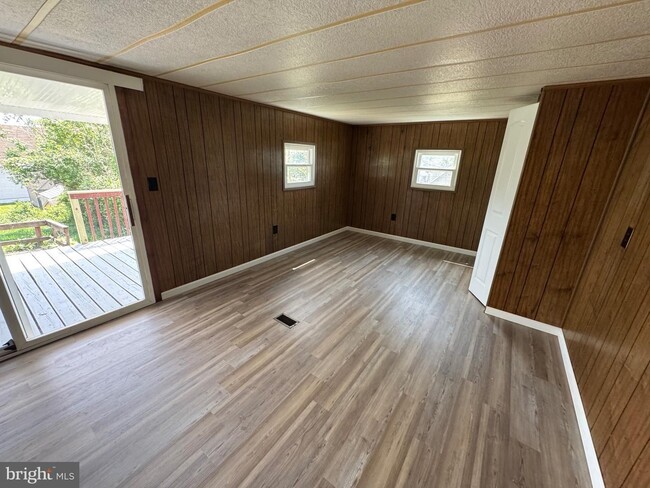 Building Photo - Coming Soon - 3 Bedroom 1.5 Bath Home - Hi...