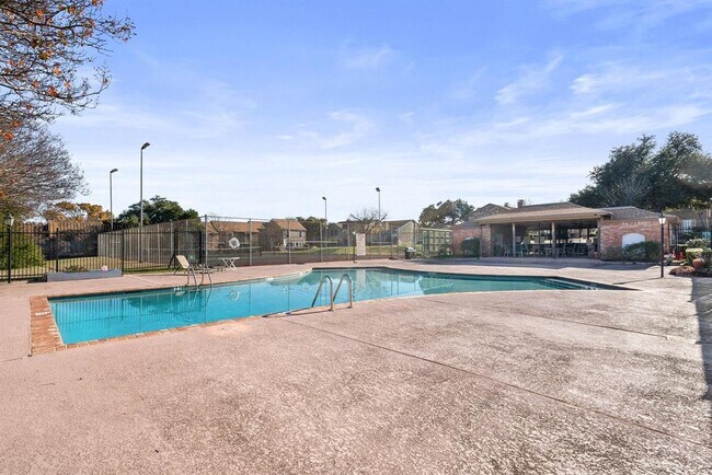 Building Photo - 9009 N Plaza