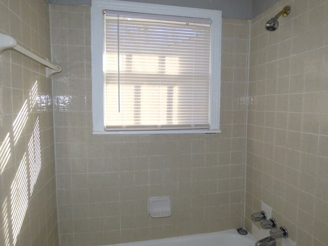 Building Photo - Lovely Updated 3 Bedroom, 2 Bath House in ...