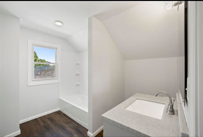 Building Photo - $1350 | 3 Bedroom 2 Bath | Fenced in backyard | Central A/C | Pet Friendly