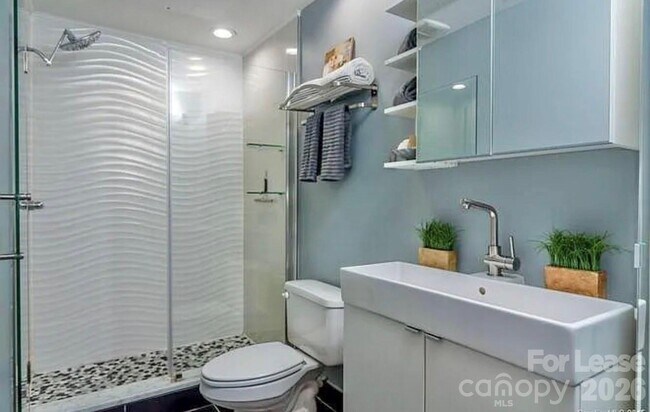 Building Photo - 2125 Southend Dr