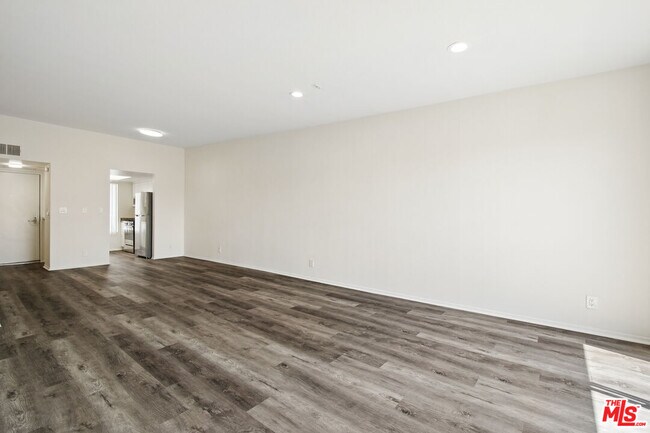 Building Photo - 870 S Crenshaw Blvd