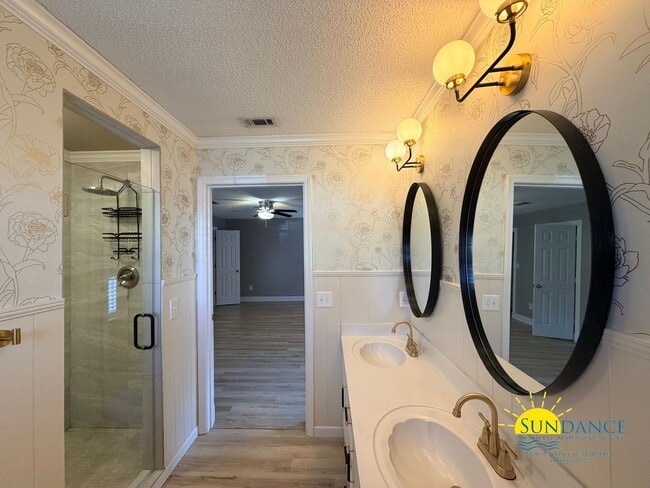 Building Photo - Charming Custom Details & Cul-de-Sac Living in Mary Esther!