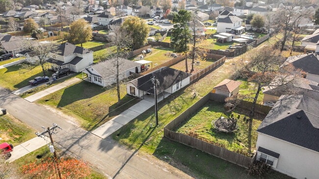 Building Photo - Charming single story 3-bedroom, 2-bath home nestled in a quiet, well-established neighborhood in...