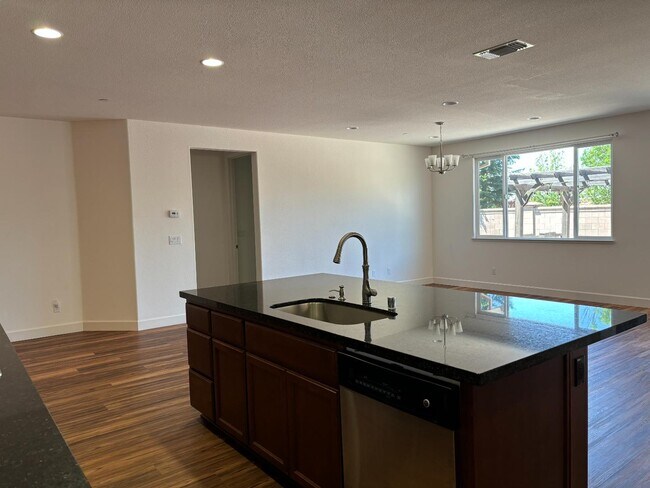 Building Photo - 402 Crimson Cir