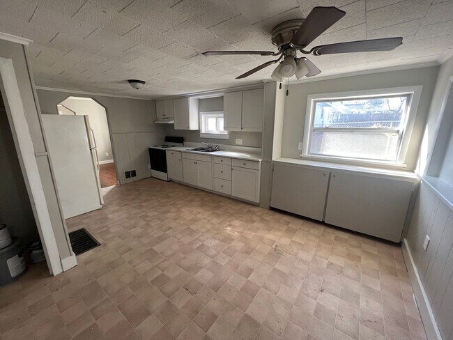 Building Photo - 1878 Spring Rd