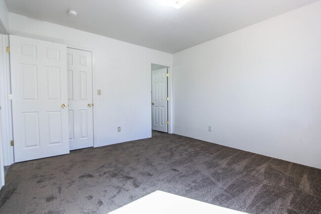 Building Photo - 8448 E Lakeshore Dr