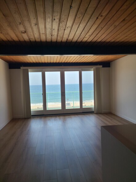 Living Room view to balcony and ocean - 1616 Esplanade