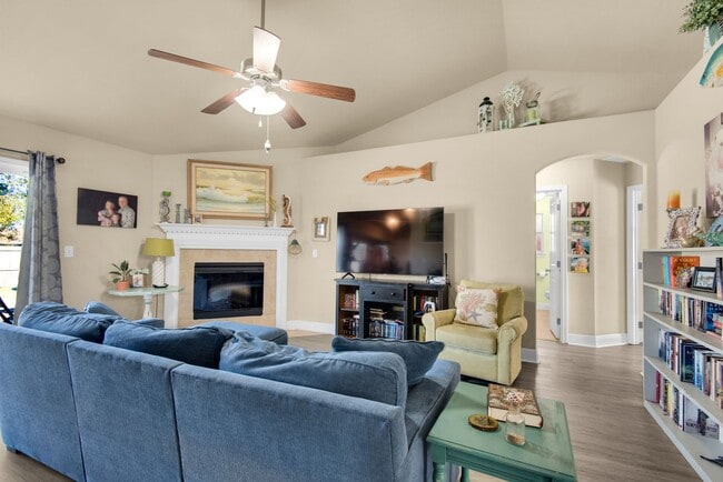 Building Photo - Splash in with a4/2 pool home in Holly-Cli...