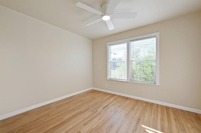 Building Photo - 1900 Cedar Ave