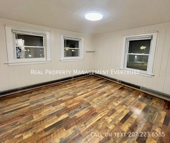 Building Photo - 100 Main St