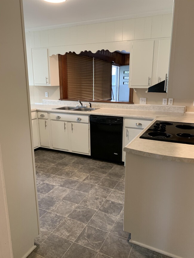 Building Photo - 5421 Pine St