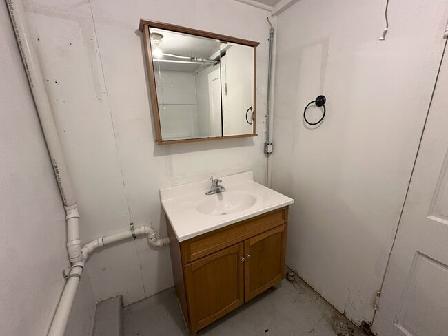 Building Photo - 2104 Iowa St