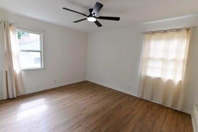 Building Photo - Single Family Home-Prime Location! Washer/...