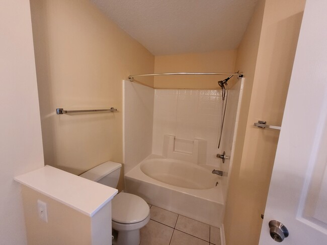 Garden tub / shower in primary bathroom suite - 4910 Windsor Green Way