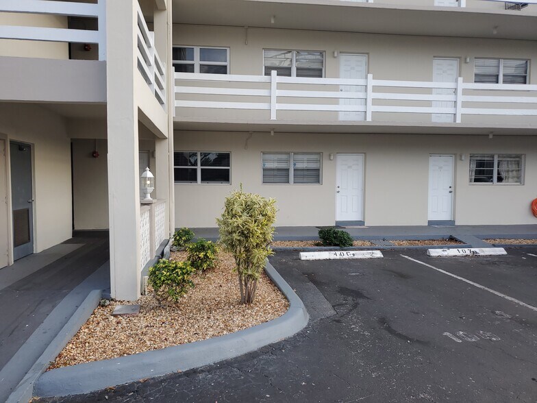 Building Photo - 2100 Diana Dr