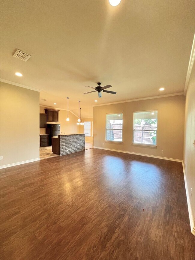 Building Photo - Beautiful 3-bed/2-bath with garage!