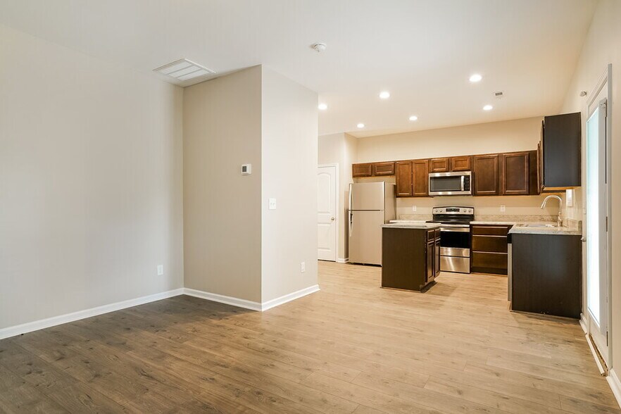 Building Photo - 105 Oakdale Ave