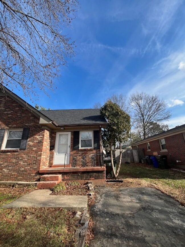 Building Photo - 1503 Roanoke Rd