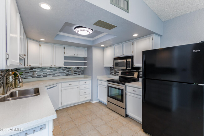 Building Photo - 6819 E Grandview Dr