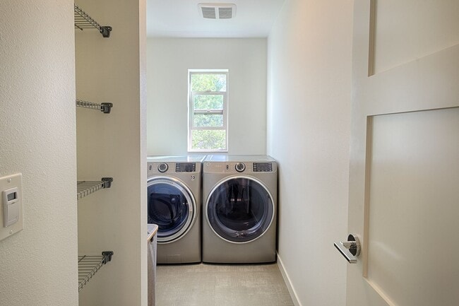 Building Photo - Impeccable Designer Townhome