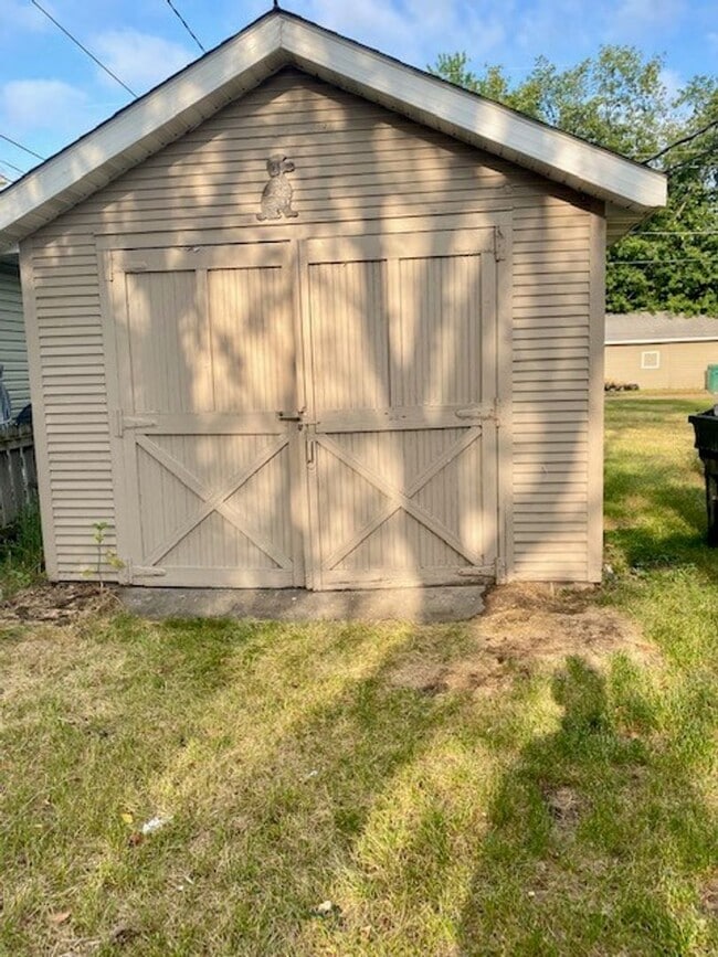 Building Photo - 2 Bedrooms, 1 Bathrooms Single Family Home...