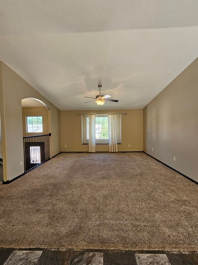 Building Photo - 4 BEDROOM | 3 BATH | TOWNHOME | GARAGE | WEST SIDE