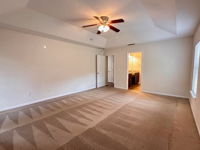 Building Photo - Large 3BD/2BA |Quiet Setting | Fenced Yard