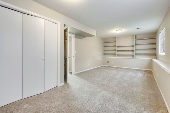 Building Photo - Updated 5 Bed 2 Bath House Near Old Town!