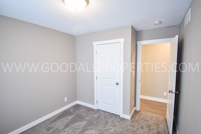 Building Photo - 4 Bed 2.5 bath Ranch with Finished Basement!