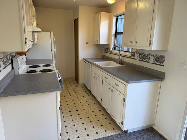 Building Photo - $500 off 1st Rent - Spacious 3 bedroom, 1.5 bathroom Townhouse, Lush Greenspace