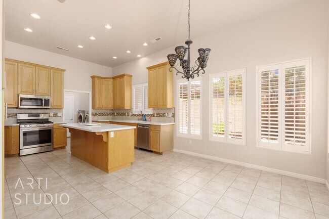 Building Photo - Stunning 3-Bedroom Home with Private Backy...