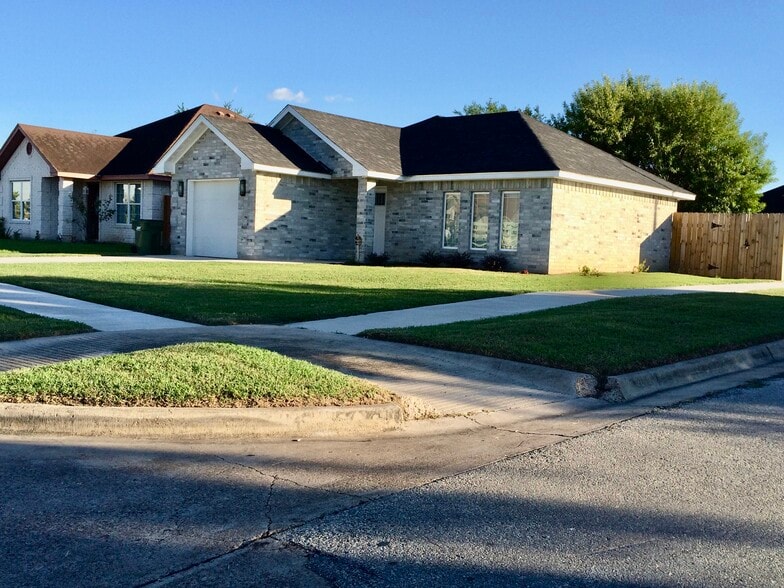 Building Photo - 6002 Blanco River St