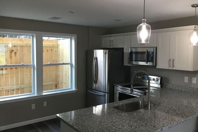 Building Photo - Your Winter Shared Housing Solution – Comfort, Convenience, and Savings!