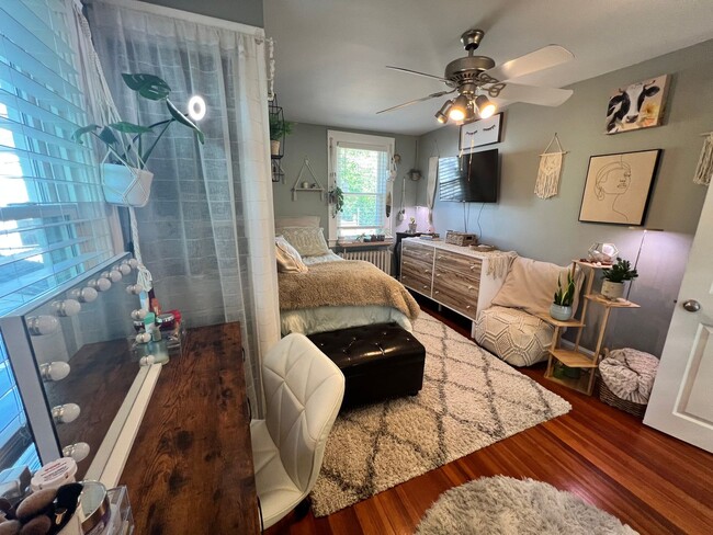 Building Photo - Terrific 3 Bed/1 Bath Colonial in Glen Cove!
