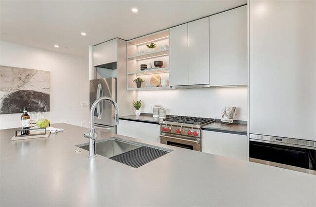 Building Photo - 610 Davis St