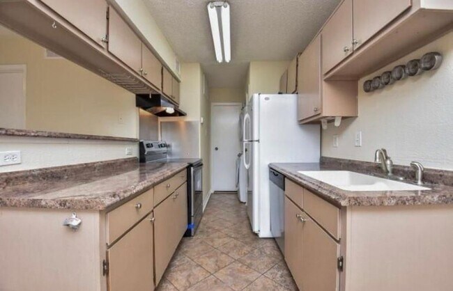 Building Photo - 2750 Holly Hall St