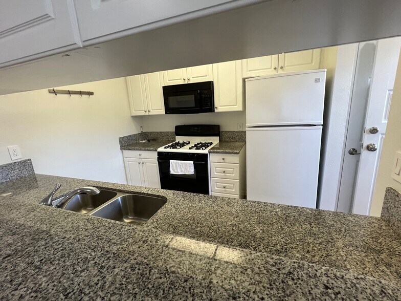 Building Photo - 3822 Bentley Ave