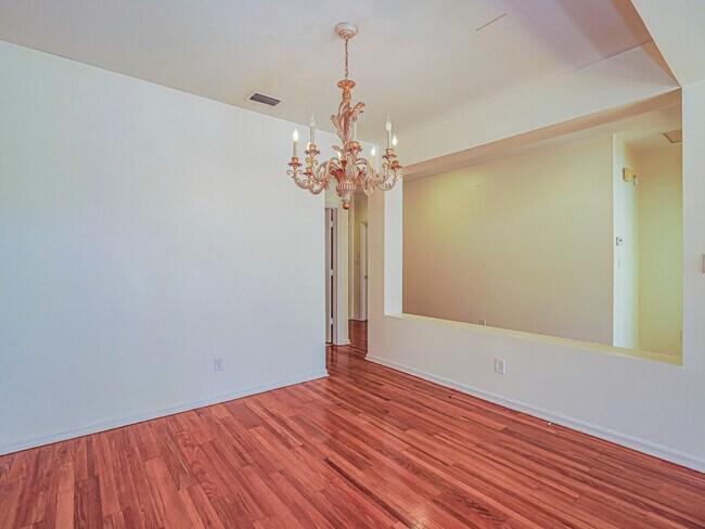 Building Photo - 131 Peppertree Dr