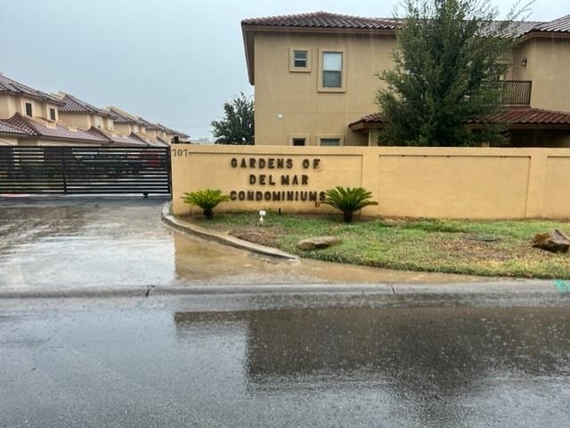 Building Photo - 707 St James Dr