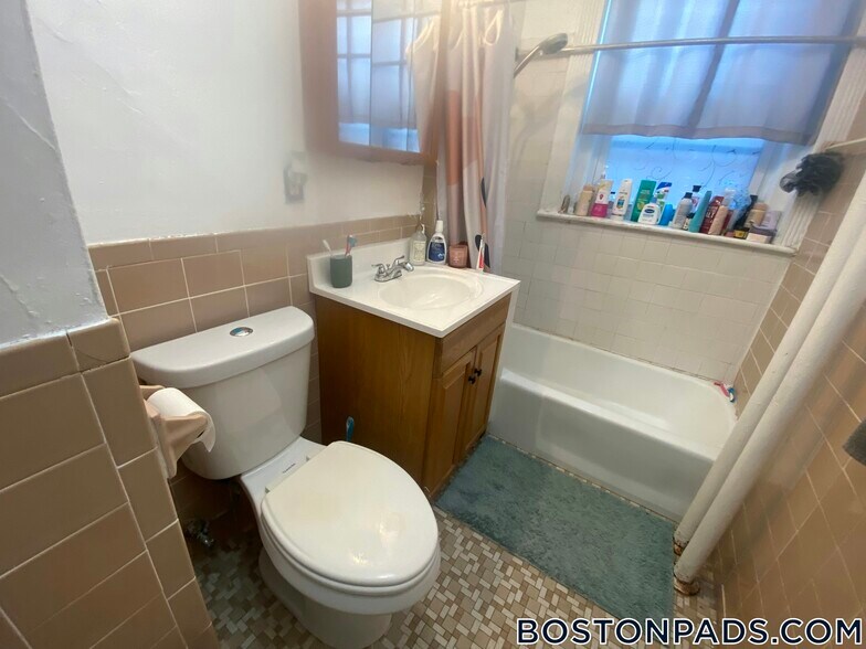 Building Photo - 32 Glenville Ave