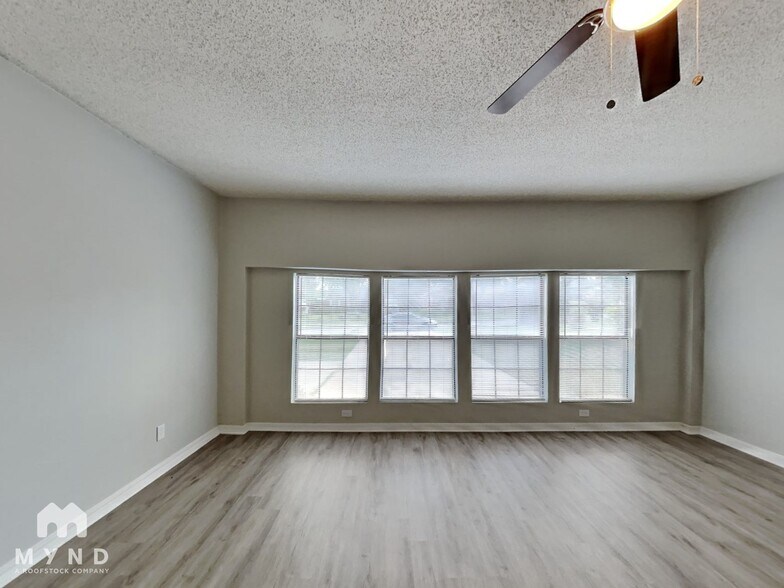 Building Photo - 1729 E Red Bird Ln