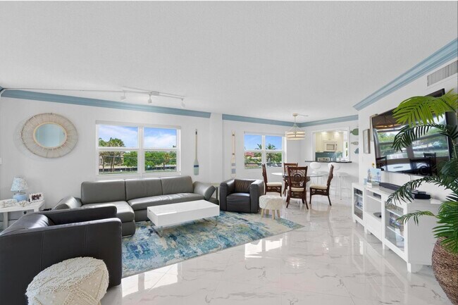 Building Photo - 1057 Hillsboro Mile