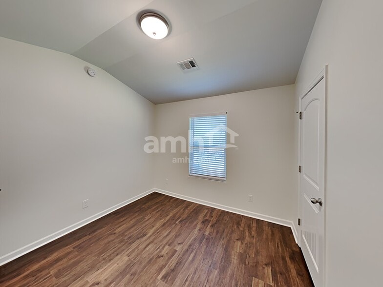 Building Photo - 351 Shady Glen