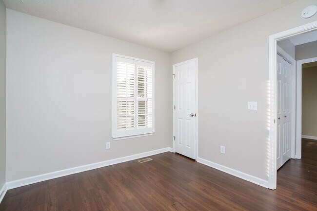 Building Photo - 524 Summit Way