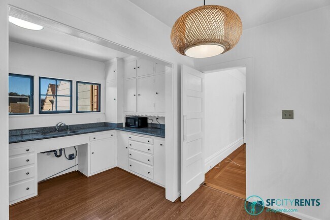 Building Photo - Castro/Eureka Valley: Top Floor Flat w/ in-unit W/D & Shared Yard