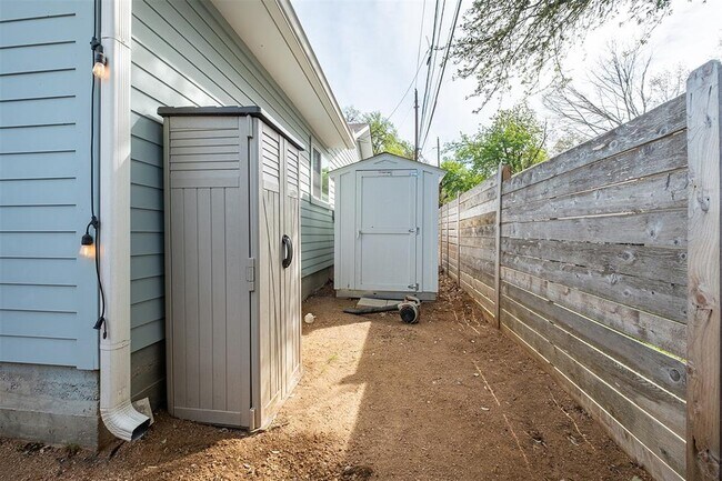 Building Photo - 5000 Lansing Dr