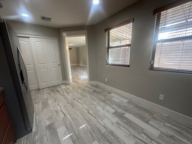 Building Photo - LYONS GATE COMMUNITY, 3PLUS DEN TWO STORY ...