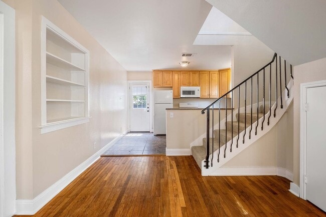 Building Photo - 937 E 52nd St